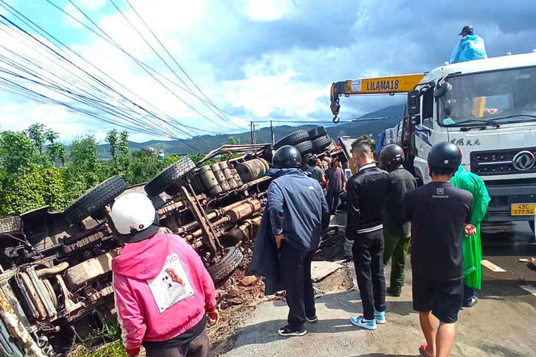 Di Linh: Xe tải mất lái lật trên đèo Phú Hiệp, đè tử vong 2 mẹ con đi xe máy