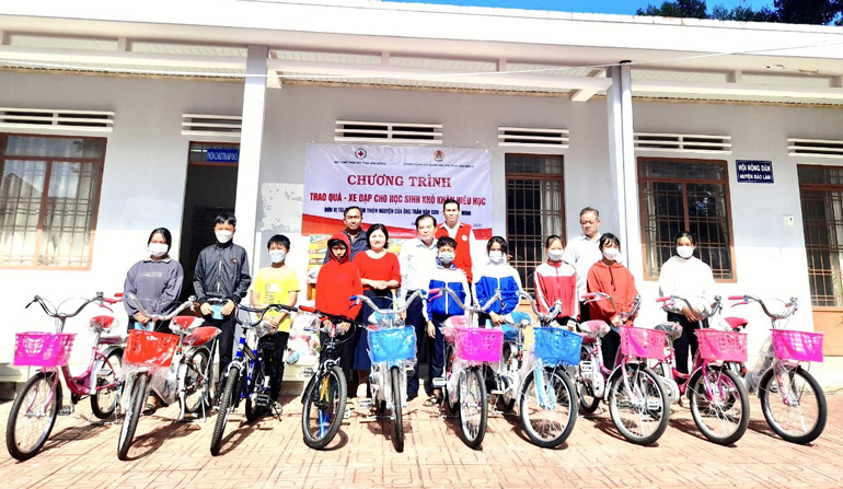 Bảo Lâm: Trao tặng xe đạp và quà cho học sinh nghèo hiếu học