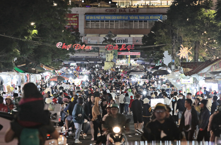 Buổi tối ngày 2/9, từ 18 tới 23h, khu vực chợ đêm Đà Lạt luôn đông đúc du khách tới mua sắm, vui chơi, giải trí