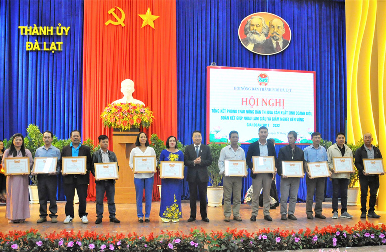 Chủ tịch UBND thành phố Đà Lạt Tôn Thiện San tuyên dương, khen thưởng những nông dân sản xuất, kinh doanh giỏi của thành phố Đà Lạt trong một hội nghị gần đây