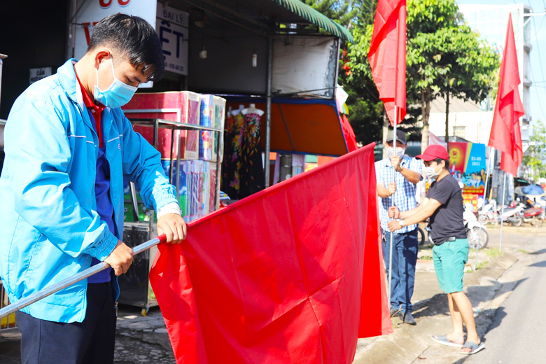Đoàn viên, thanh niên TP Bảo Lộc treo cờ  trên các tuyến đường chào mừng Quốc khánh 2/9