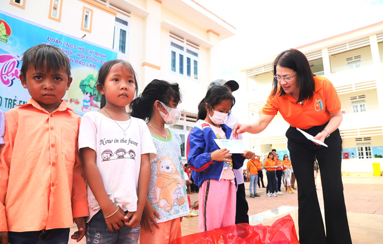 Nhà báo Hồ Thị Lan - Tổng Biên tập Báo Lâm Đồng cùng đại diện lãnh đạo huyện Bảo Lâm tặng học bổng cho học sinh nghèo xã Lộc Bảo