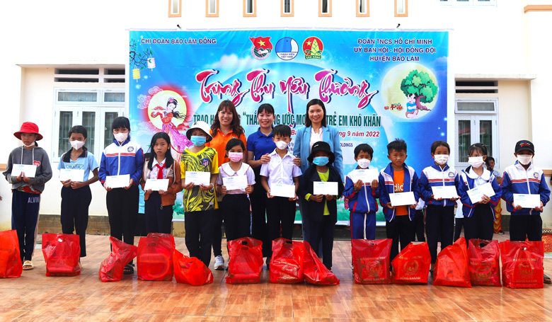 Đại diện Chi đoàn Báo Lâm Đồng và Huyện Đoàn Bảo Lâm tặng học bổng cho các em học sinh vượt khó