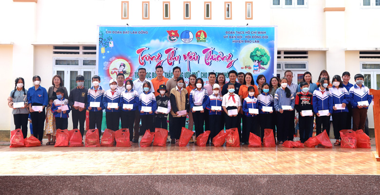 Lãnh đạo Báo Lâm Đồng cùng các nhà tài trợ tặng học bổng cho các em học sinh vượt khó