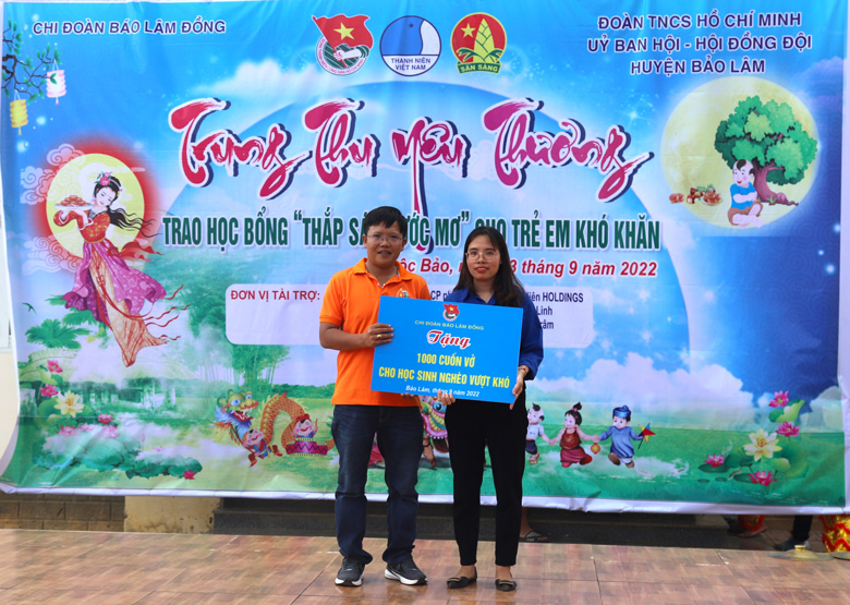 Đại diện Chi đoàn Báo Lâm Đồng tặng 1.000 cuốn vở cho Đoàn xã Lộc Bảo