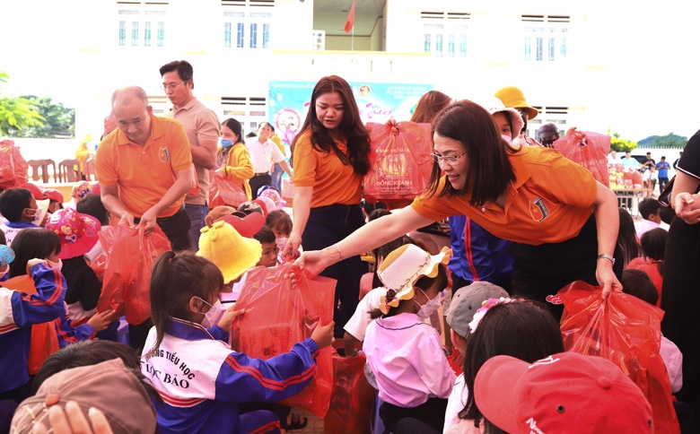 Nhà báo Hồ Thị Lan - Tổng Biên tập Báo Lâm Đồng tặng quà trung thu cho các cháu thiếu nhi