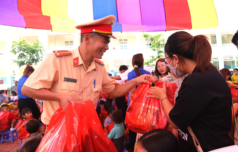 Đại diện Công an huyện Bảo Lâm tặng quà trung thu cho các cháu thiếu nhi