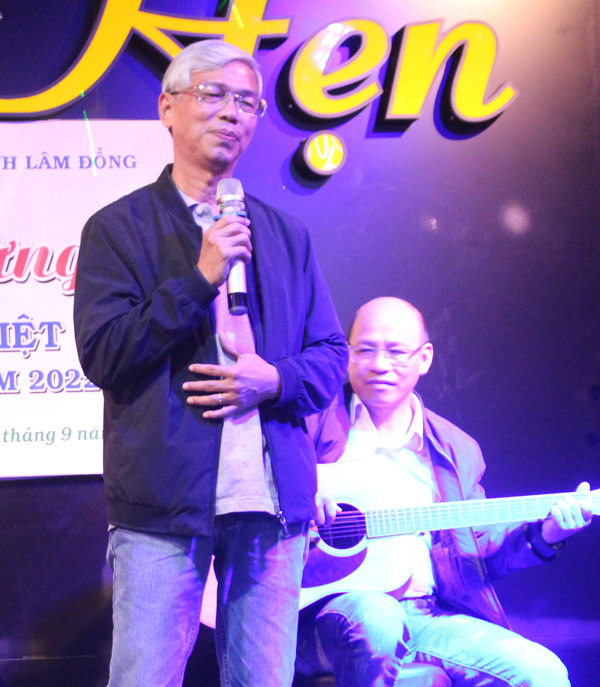Ông Võ Văn Hoan, Phó Chủ tịch UBND TP Hồ Chí Minh, trình bày ca khúc Hoàng hôn dốc
