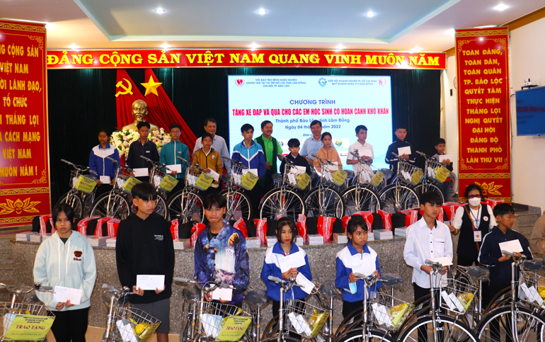 Bảo Lộc: Trao tặng 30 xe đạp và đồ dùng học tập cho học sinh nghèo vượt khó