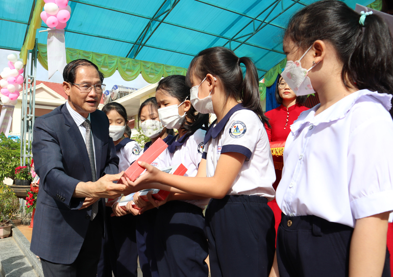 Đồng chí Nguyễn Trọng Ánh Đông trao tặng học bổng và máy tính bảng cho học sinh Trường Tiểu học Lạc Lâm vượt khó học giỏi 