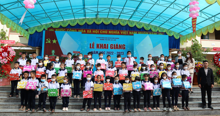 Hội khuyến học Trường Tiểu học Lạc Lâm tặng quà năm học mới cho các em học sinh có hoàn cảnh khó khăn