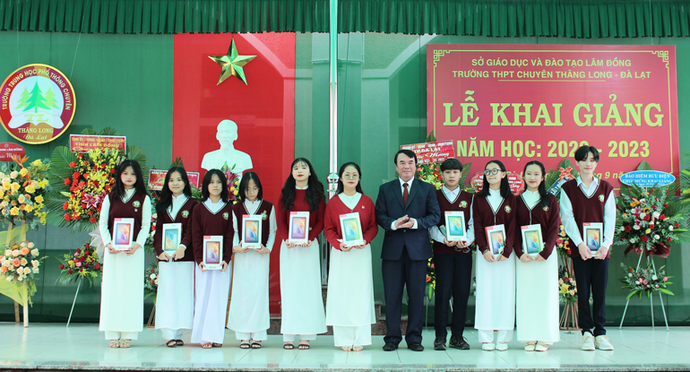 Đồng chí Phạm S - Phó Chủ tịch UBND tỉnh trao tặng 10 suất học bổng cho các em học sinh Trường THPT Chuyên Thăng Long