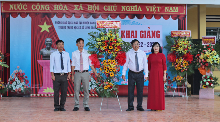  Chủ tịch Ủy ban MTTQ Việt Nam tỉnh Lâm Đồng Võ Ngọc Hiệp tặng hoa chúc mừng tập thể lãnh đạo Trường THCS Liêng Trang nhân ngày khai giảng năm học 