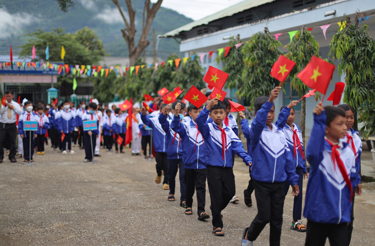 Trường THCS Liêng Trang đón chào 117 học sinh lớp 6 nhập trường sáng 5/9