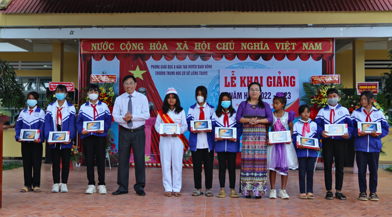 Chủ tịch Ủy ban MTTQ Việt Nam tỉnh Lâm Đồng Võ Ngọc Hiệp và Phó Bí thư Thường trực Huyện ủy Đam Rông Đa Cát Ka Hương trao 10 máy tính bảng cho các em học sinh vượt khó học giỏi