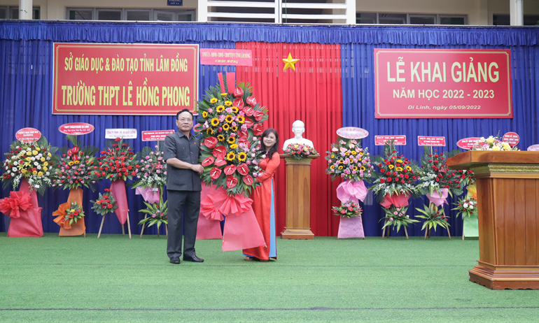 Đại diện lãnh đạo tỉnh tặng hoa chúc mừng thầy và trò Trường THPT Lê Hồng Phong nhân Lễ Khai giảng năm học mới