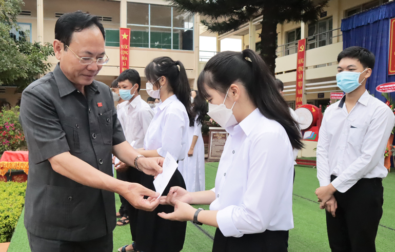 Đồng chí Nguyễn Văn Yên - Ủy viên Ban Thường vụ, Trưởng Ban Nội chính Tỉnh ủy trao học bổng của tỉnh cho các học sinh