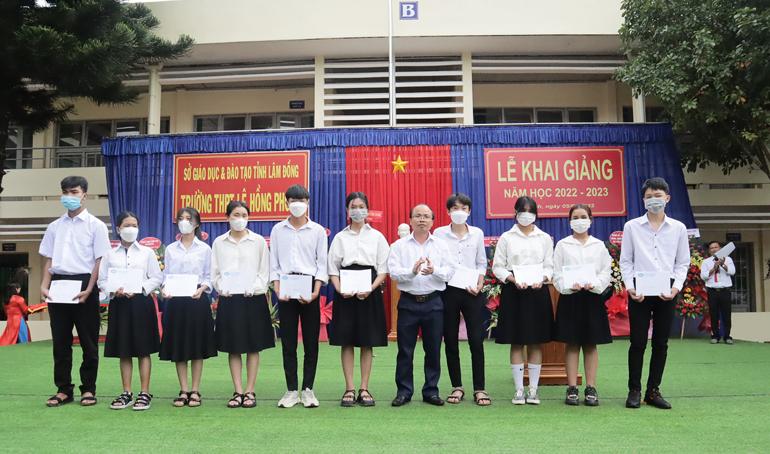 Đồng chí Trần Đức Công - Chủ tịch UBND huyện trao học bổng cho học sinh nghèo vượt khó