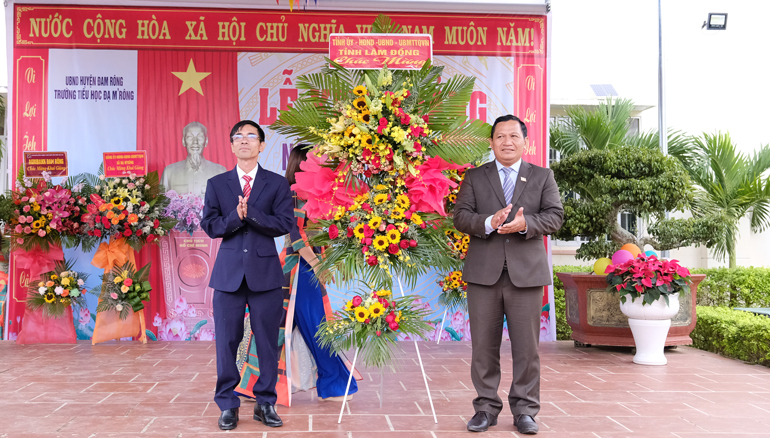 Đồng chí K’ Mák – Phó Chủ tịch HĐND tỉnh tặng hoa của chúc mừng thầy và trò Trường Tiểu học Đạ M’Rông