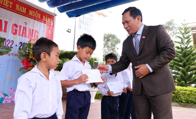 Đồng chí K’Mák – Phó Chủ tịch HĐND tỉnh tặng học bổng cho các em học sinh