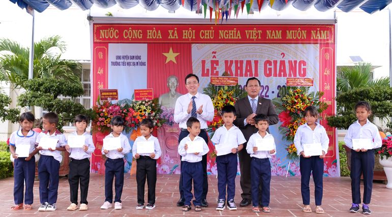 Đồng chí K’Mak – Phó Chủ tịch HĐND tỉnh  và đồng chí Nguyễn Văn Lộc – Bí thư Huyện ủy Đam Rông tặng học bổng cho các em học sinh