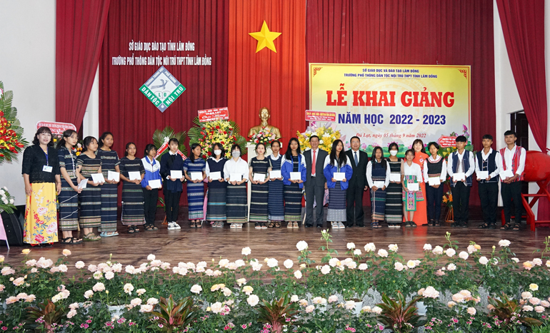 Bí thư Tỉnh ủy Lâm Đồng Trần Đức Quận trao học bổng của lãnh đạo tỉnh đến các học sinh có thành tích xuất sắc  