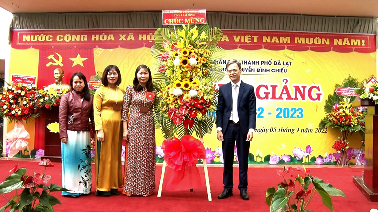 Đồng chí Trần Duy Hùng - Bí thư Thành ủy Đà Lạt tặng hoa chúc mừng năm học mới cho thầy và trò Trường THCS Nguyễn Đình Chiểu