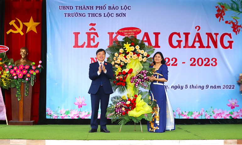 Bí thư Thành ủy Bảo Lộc Nguyễn Văn Triệu tặng hoa chúc mừng tập thể cán bộ, giáo viên và học sinh Trường THCS Lộc Sơn