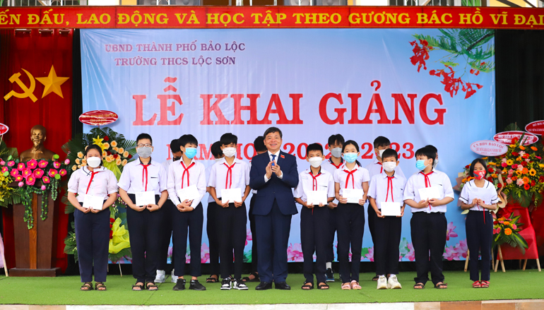 Bí thư Thành ủy Bảo Lộc Nguyễn Văn Triệu tặng học bổng cho học sinh nhèo vượt khó