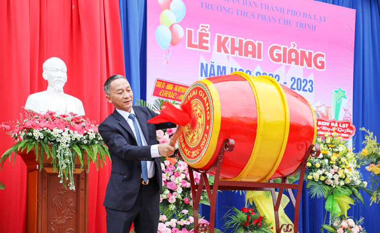 Chủ tịch UBND tỉnh Lâm Đồng Trần Văn Hiệp đánh trống khai trường