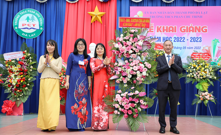 Chủ tịch UBND tỉnh Lâm Đồng Trần Văn Hiệp tặng hoa cho thầy và trò nhà trường