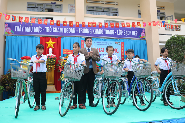 Các nhà hảo tâm trao tặng xe đạp cho các em học sinh