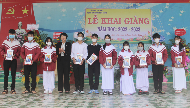 Trao máy tính bảng cho học sinh Trường THPT Huỳnh Thúc Kháng