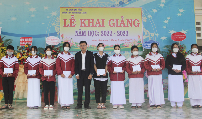 Chủ tịch UBND huyện Lâm Hà trao học bổng cho học sinh
