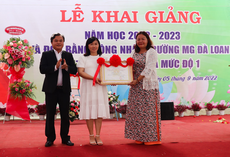 Đồng chí Lê Nguyên Hoàng - Phó Chủ tịch UBND huyện trao bằng công nhận đạt chuẩn Quốc gia mức độ I cho Trường Mẫu giáo Đà Loan