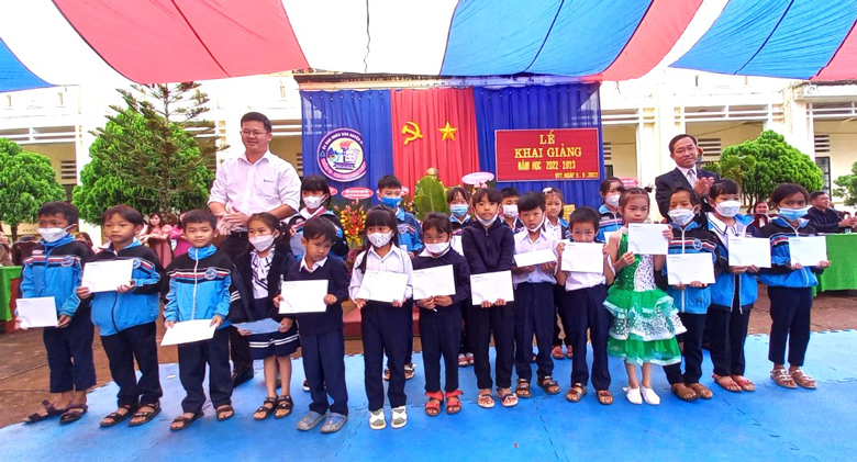 Đại diện Công ty Thủy điện Đồng Nai tặng học bổng cho các em học sinh đồng bào dân tộc thiểu số khó khăn trường Tiểu học – THCS Đinh Trang Thượng (huyện Di Linh)
