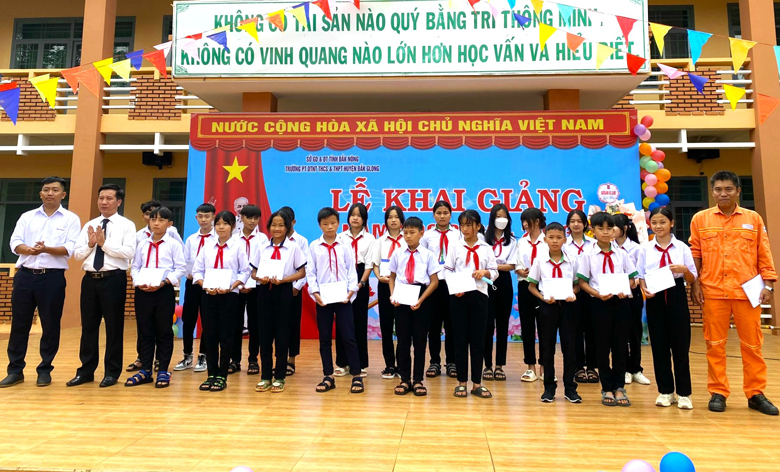 Công ty Thủy điện Đồng Nai tặng học bổng cho các em học sinh Trường Dân tộc nội trú Đắk G’long và Trường THCS Phan Chu Trinh (huyện Đắk G’long, tỉnh Đắk Nông)