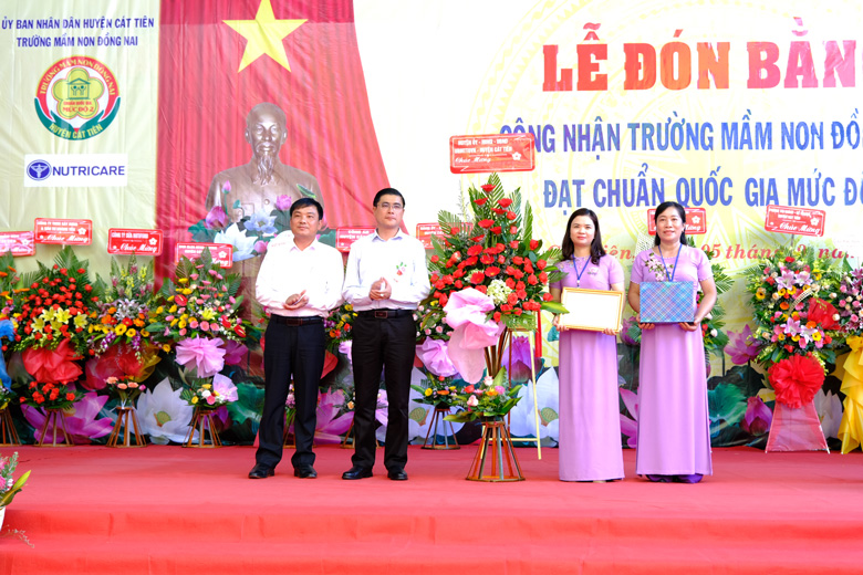 Đại diện lãnh đạo huyện Cát Tiên trao tặng lẵng hoa và giấy khen cho tập thể nhà trường