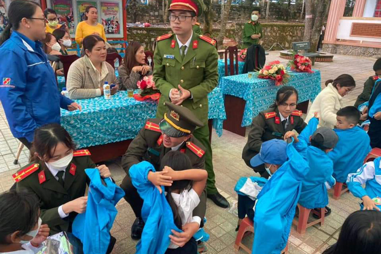 Trao tặng 350 áo khoác đồng phục cho học sinh vùng sâu
