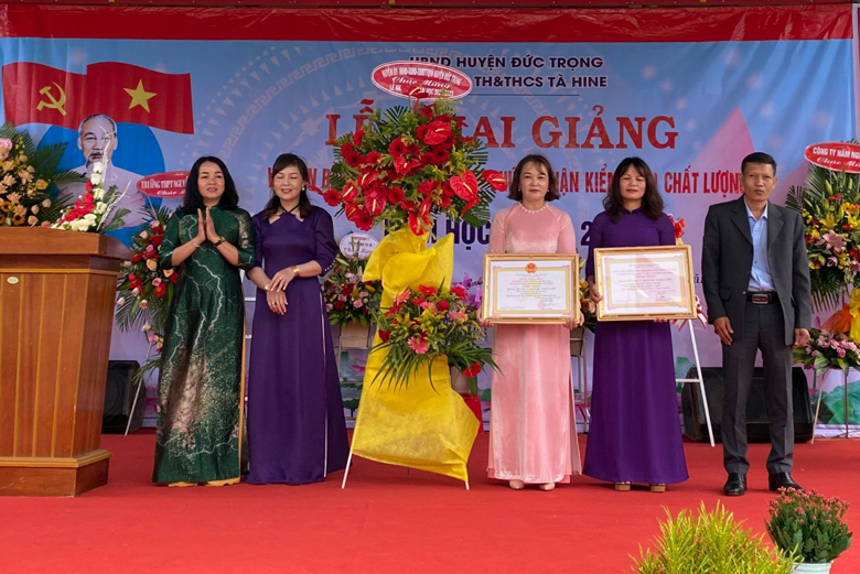 Bà Phạm Thị Thanh Thúy – Phó Chủ tịch UBND huyện Đức Trọng, trao bằng công nhận trường đạt chuẩn Quốc gia mức độ I cho lãnh đạo Trường TH-THCS Tà Hine