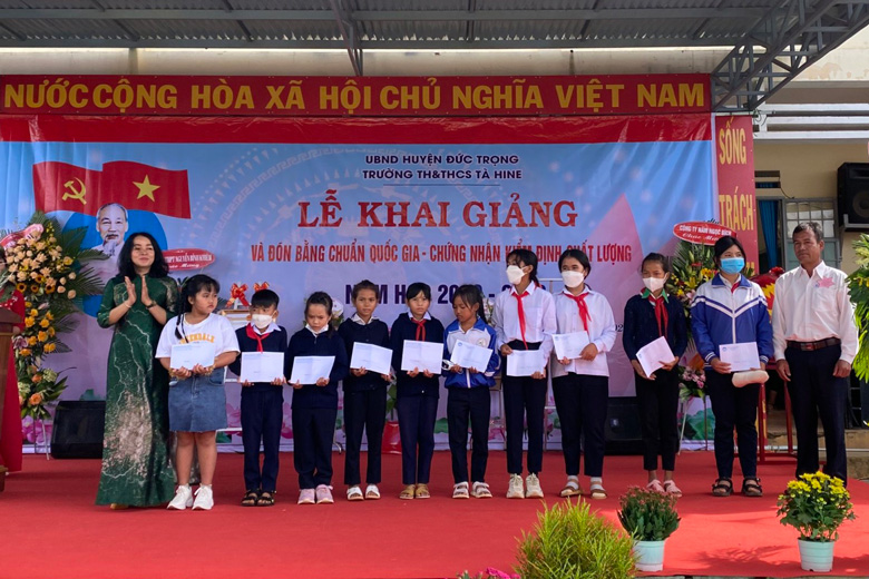 Bà Phạm Thị Thanh Thúy – Phó Chủ tịch UBND huyện Đức Trọng, trao học bổng cho các em học sinh vượt khó học giỏi