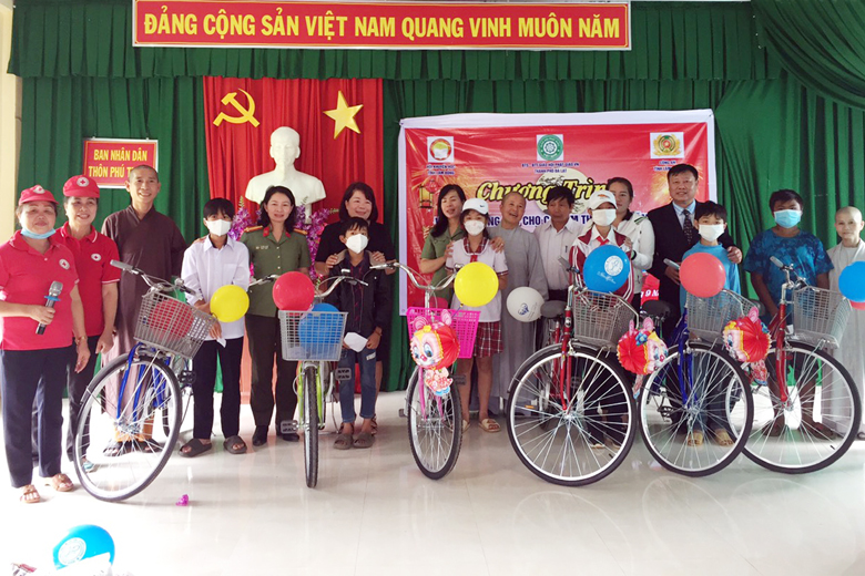 Trao quà và xe đạp cho học sinh xã Hiệp Thạnh, huyện Đức Trọng