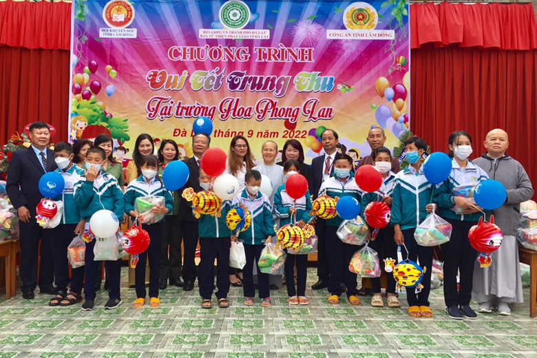 Trao quà và tiền cho học sinh và Trường Thiểu năng Hoa Phong Lan