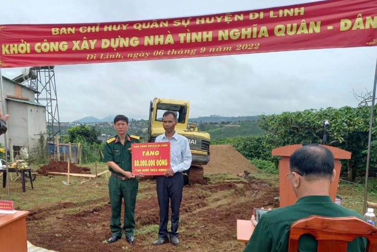 Thượng tá Đinh Duy Thành - Chính trị viên Ban Chỉ huy Quân sự huyện Di Linh trao kinh phí hỗ trợ xây dựng nhà cho đồng chí K'Yép