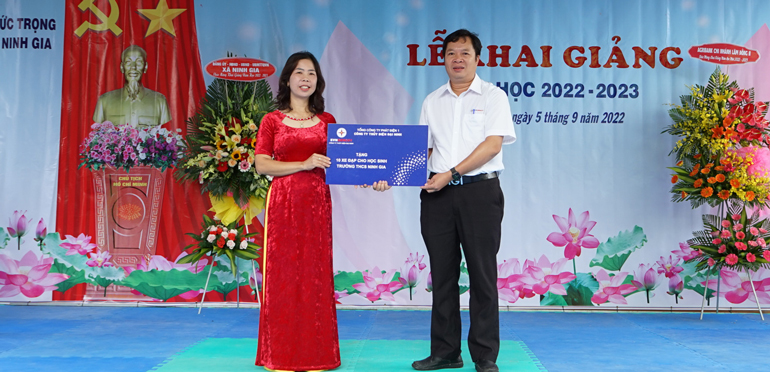 Ông Nguyễn Đăng Tuấn (CTCĐ) trao tặng 10 xe đạp cho học sinh Trường THCS Ninh Gia
