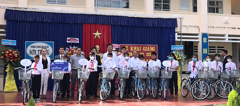 Ông Lê Văn Thanh (TP.HCLĐ) trao tặng 12 xe đạp cho học sinh Trường THCS Sơn Trung