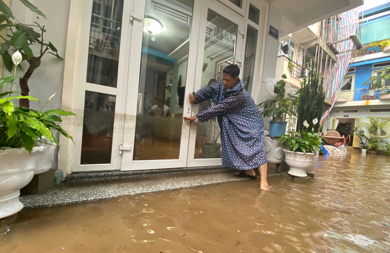 Nhà dân tại hẻm 259, Tổ 6, đường Phan Đình Phùng (Phường 2, TP Đà Lạt) bị ngập cục bộ sau cơn mưa đầu chiều 1/9