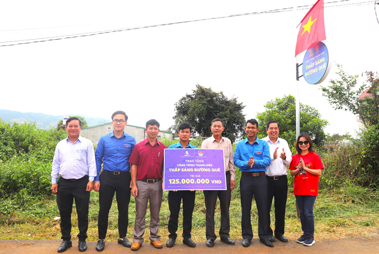 Đại diện Trung ương Đoàn, Tỉnh Đoàn Lâm Đồng và nhà tài trợ trao bảng tượng trưng đầu tư xây dựng công trình “Thắp sáng đường quê” cho Thành Đoàn Bảo Lộc