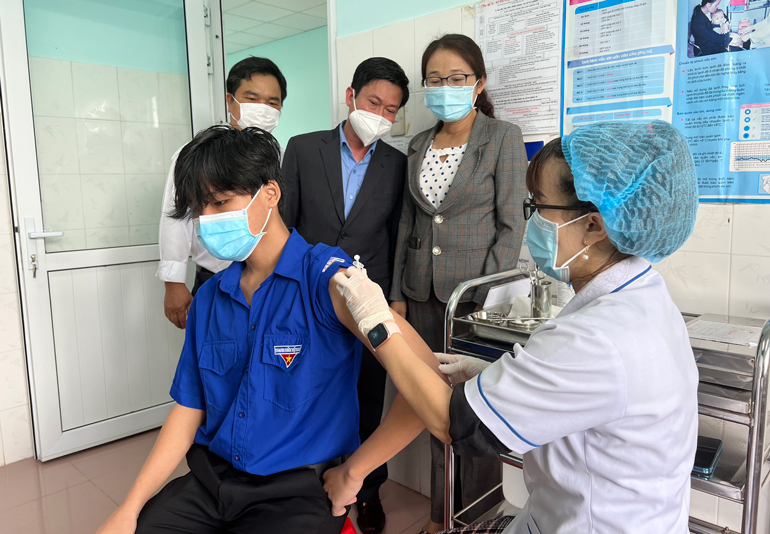 Ông Nguyễn Đức Thuận – Giám đốc Sở Y tế tỉnh Lâm Đồng trực tiếp kiểm tra và chỉ đạo công tác tiêm chủng tại TP Bảo Lộc