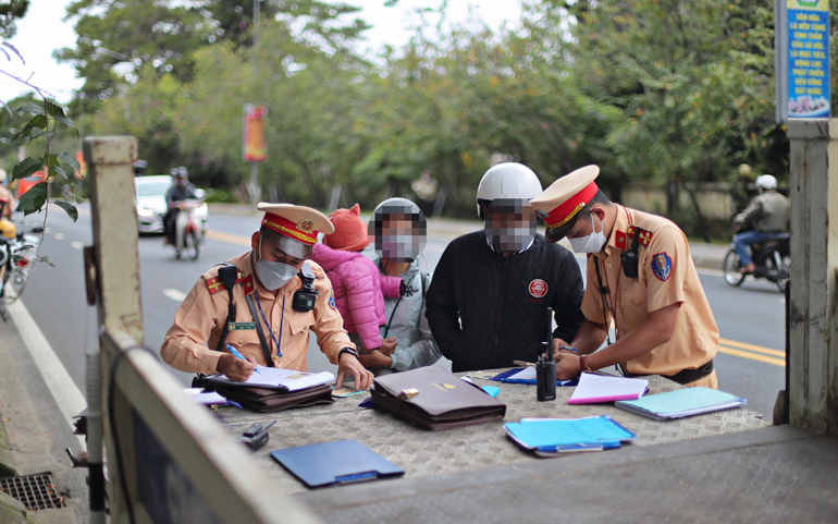Đà Lạt: Ra quân thực hiện tháng cao điểm an toàn giao thông cho học sinh đến trường